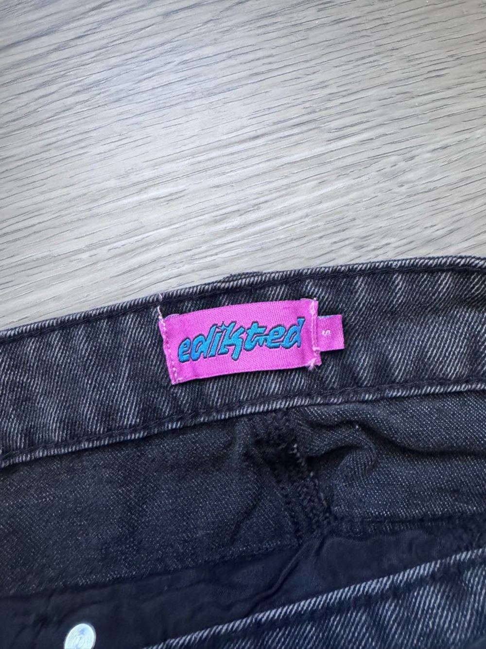EDIKTED Raelynn Washed Low Rise Jeans - Picture 3 of 3